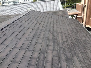 屋根の改修工事（カバー工法）を行いました。
