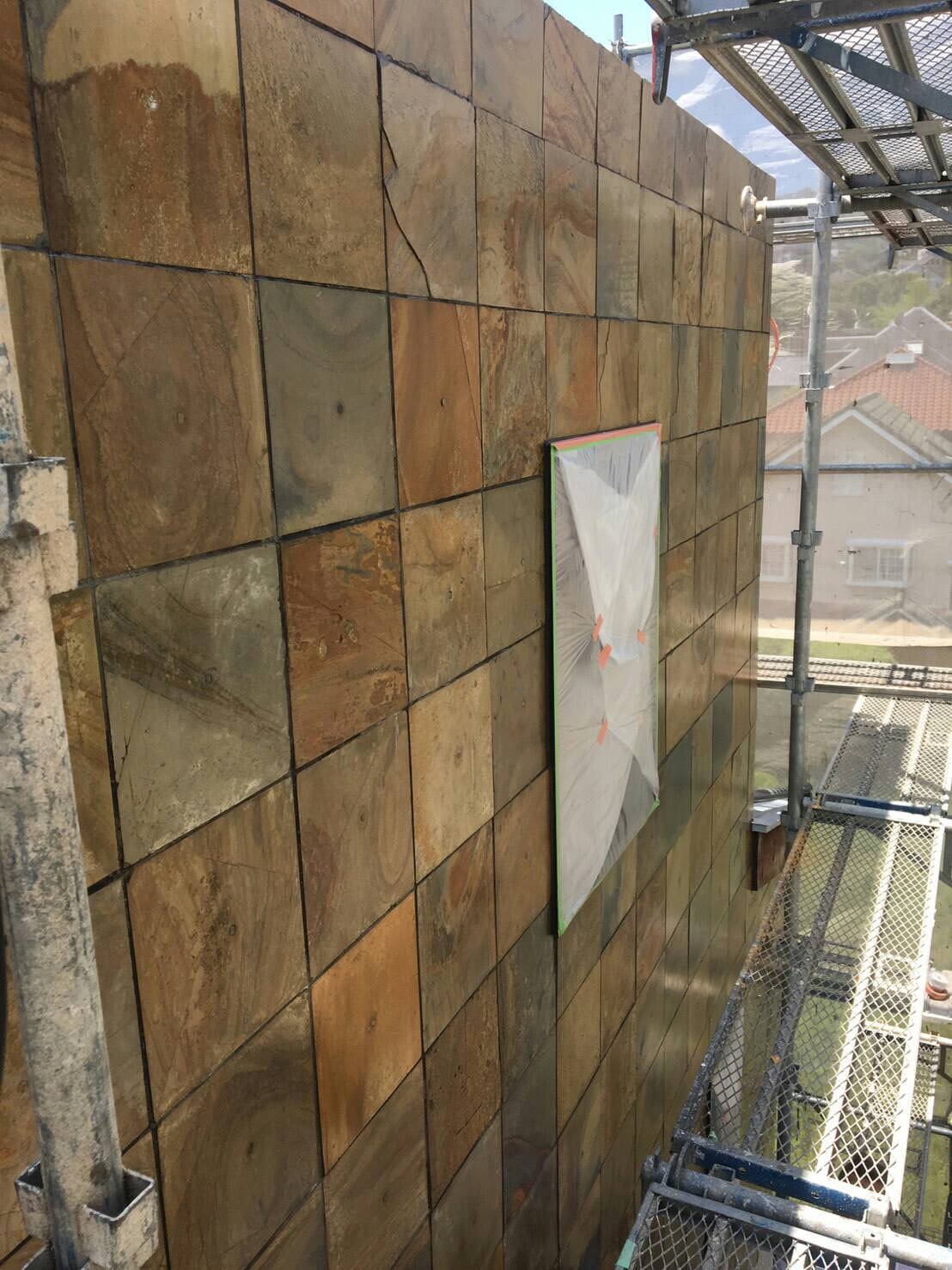 ファイングラシーSiで劣化した砂岩タイルを劣化から守ります！