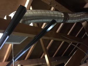 屋根裏に換気扇を設置