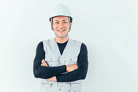 腕を組んでいる作業員